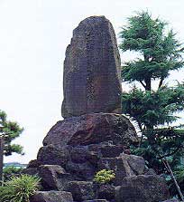 土地弥次郎の碑
